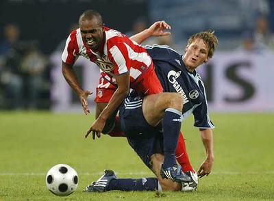 Sinama recibe una falta de Hoewedes.