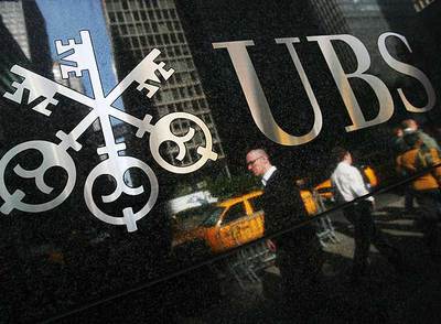 Reflejo de la fachada de una oficina de UBS en Nueva York.