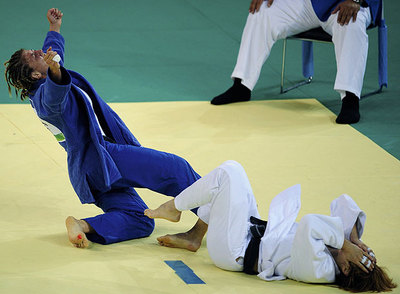 Esther San Miguel, en el suelo, tras ser derrotada por la francesa Possamai.