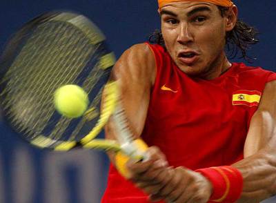 Rafa Nadal devuelve un golpe en el partido de cuartos.