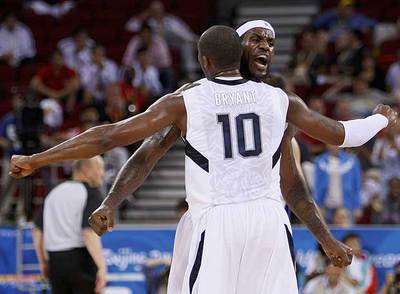 LeBron James y Kobe Bryant celebran una canasta en el partido contra Grecia.