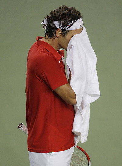 Federer, consternado tras su derrota ante Blake.