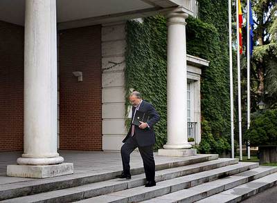 Pedro Solbes, vicepresidente segundo y ministro de Economía, entra en el palacio de la Moncloa para el Consejo de Ministros de ayer.