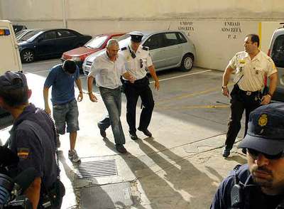 Juan Francisco Gosálbez (a la izquierda, con camiseta azul) y Damián Amengual son conducidos ante el juez.