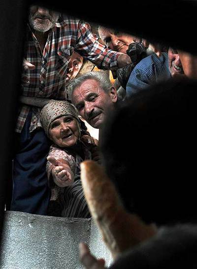 Civiles georgianos reciben pan en un punto de distribución en Gori.