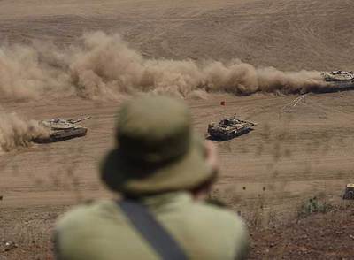 Un soldado israelí observa unas maniobras en los altos del Golán, territorio conquistado a Siria en 1967.