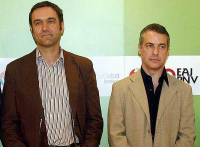 Iñigo Urkullu (derecha) y Unai Ziarreta, el 1 de agosto cuando las formaciones del tripartito y Aralar presentaron su carta a Zapatero.