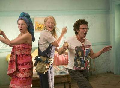 De izquierda a derecha, Christine Baranski, Meryl Streep y Julie Walters, en  Mamma Mia!  