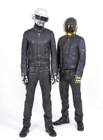 ¿DE QUÉ SE ESCONDEN LAS ESTRELLAS DEL POP?