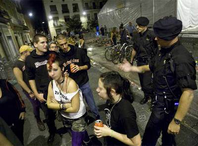 Los Mossos desalojan a un grupo de jóvenes de la plaza del Sol, en la madrugada del miércoles.