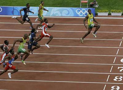 Usain Bolt se impone con enorme suficiencia en la carrera de los 100 metros, en la que Richard Thompson fue segundorny Walter Dix tercero