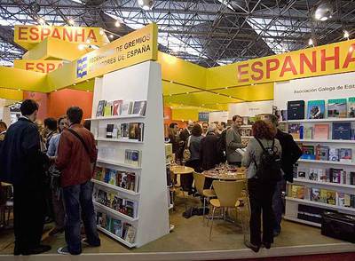 Aspecto del pabellón español en la feria paulista del libro.