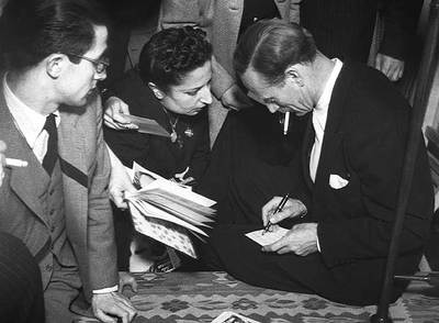Leslie Howard firma autógrafos durante su visita al Instituto Británico de Madrid.