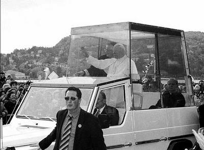Juan Pablo II saluda desde su  papamóvil  a las gentes de Como (Italia), durante su visita del 4 de mayo de 1996.