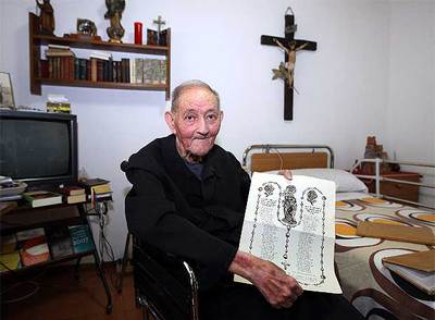 Santiago Casanova en la habitación de la residencia con uno de los  goigs  que ha coleccionado a lo largo de su vida.