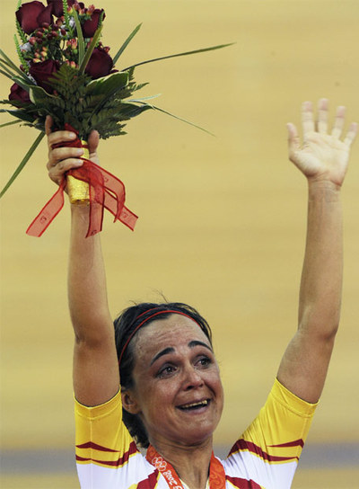 Leire Olaberria, emocionada en el podio con la medalla de bronce al cuello.