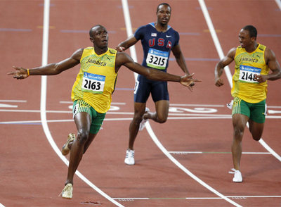 Bolt, a la izquierda, celebra su victoria en los 100 metros junto al estadounidense Patton y rnel jamaicano Frater.