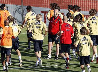Vicente del Bosque, en medio, observa la carrera de los jugadores que ha convocado para su debut mañana ante Dinamarca.