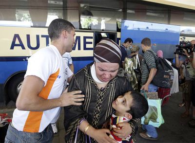 Supervivientes del autobús accidentado llegan a la estación de Sants, en Barcelona.