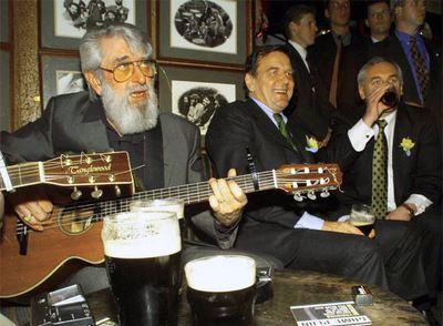 A la izquierda, Ronnie Drew, en un  pub  de Dublín junto al ex canciller alemán Gerhard Schroeder en 1999.