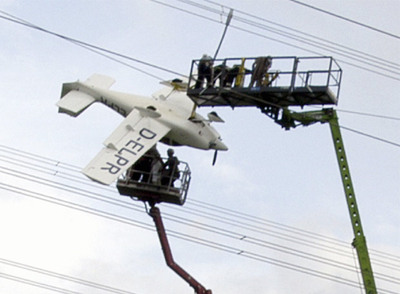 El aparato quedó suspendido tres horas tras chocar con los cables a unos kilómetros de Durach, Alemania.