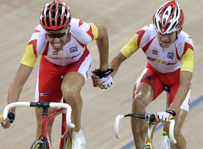 Toni Tauler, a la izquierda, da el relevo a Joan Llaneras, ayer en la prueba de madison.