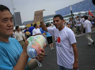 Un reventa, en los aledaños del Cubo de Agua.