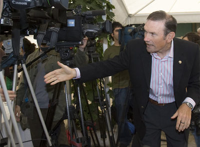 El  lehendakari  saludaba a los periodistas en Ajuria Enea minutos antes de iniciar su comparecencia.