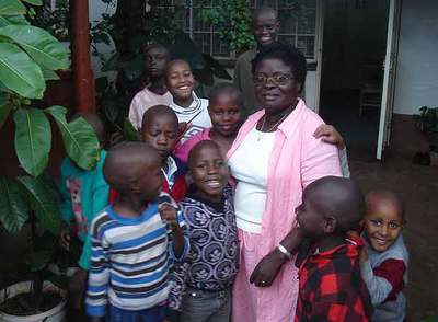 Mama Lucy, con algunos de los huérfanos del refugio que ella dirige en Kibera, Nairobi, famoso por ser el mayor barrio de chabolas de todo el continente.