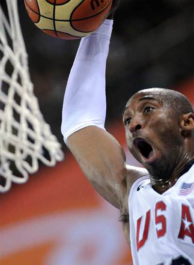 Kobe Bryant encesta en el partido contra Australia.