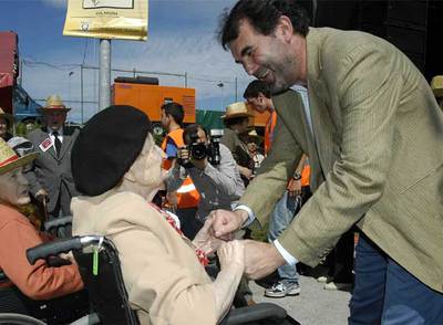Anxo Quintana saluda a una anciana en silla de ruedas, ayer, en la fiesta de los mayores de Vilalba.