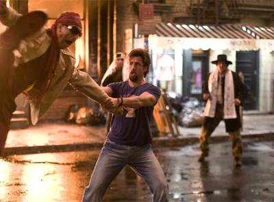 Adam Sandler sujeta a John Turturro en la pelea final de  Zohan, licencia para peinar.