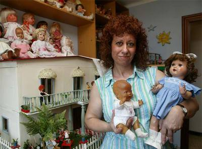 Rosa Dalmau muestra algunas piezas de su colección, perfectamente conservadas y reunidas desde su niñez.rnrnAlgunas muñecas antiguas con sus caras de porcelana. 