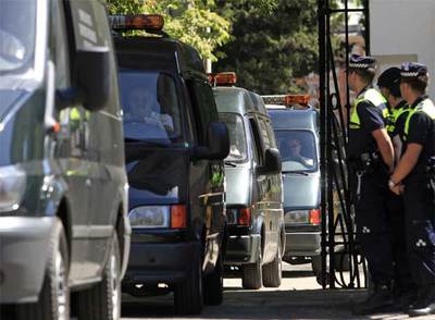 Los restos mortales no identificados llegan ayer al cementerio de La Almudena, donde se conservarán hasta que el ADN revele las identidades.