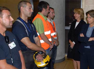 Magdalena Álvarez y Esperanza Aguirre saludan a miembros de bomberos y Protección Civil.