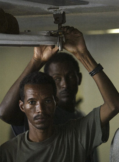 Inmigrantes del  Francisco y Catalina  aguardan que Malta autorice su desembarco en julio de 2006.