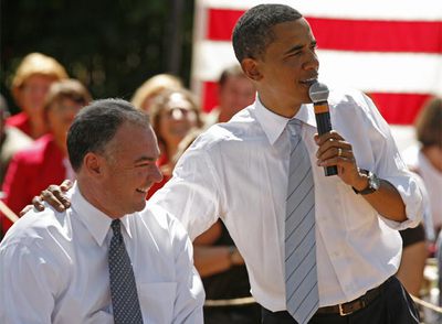 El senador demócrata Barack Obama (derecha) pronuncia un discurso junto a Tim Kaine, gobernador de Virginia.