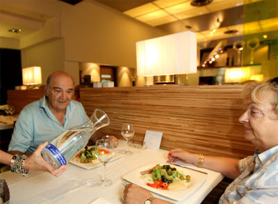 7o restaurantes de San Sebastián, como Avenida XXI, se han sumado a la campaña del Ayuntamiento para servir agua de grifo en sus menús.