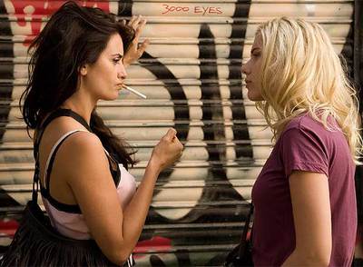 Penélope Cruz y Scarlett Johansson en una imagen promocional del rodaje de  Vicky Cristina Barcelona. 