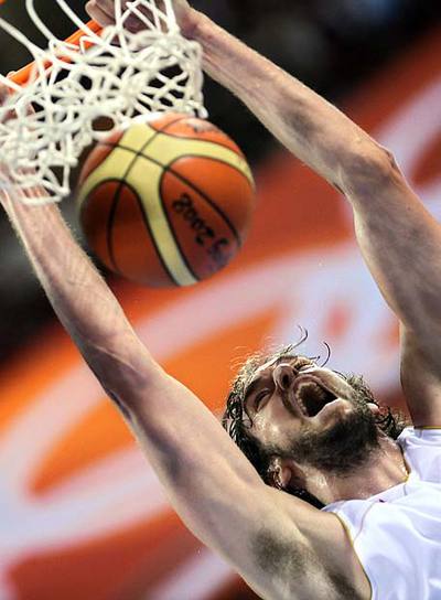 Pau Gasol machaca el aro ante Lituania.
