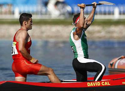 Attila Vadja celebra su victoria en C-1 1.000 por delante de David Cal.