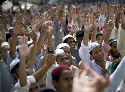 Manifestación celebrada ayer en Islamabad junto a la Mezquita Roja.