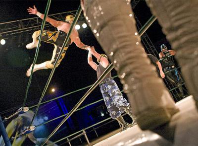 Una escena de la actuación de lucha libre mexicana ayer en San Sebastián de los Reyes.