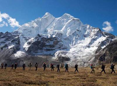 Un grupo de trekking, con la silueta del monte Everest (entre Nepal y el Tíbet) al fondo.