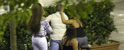 Tres travestidos acosan a un turista para quitarle la cartera, el pasado jueves, en La Rambla de Barcelona.