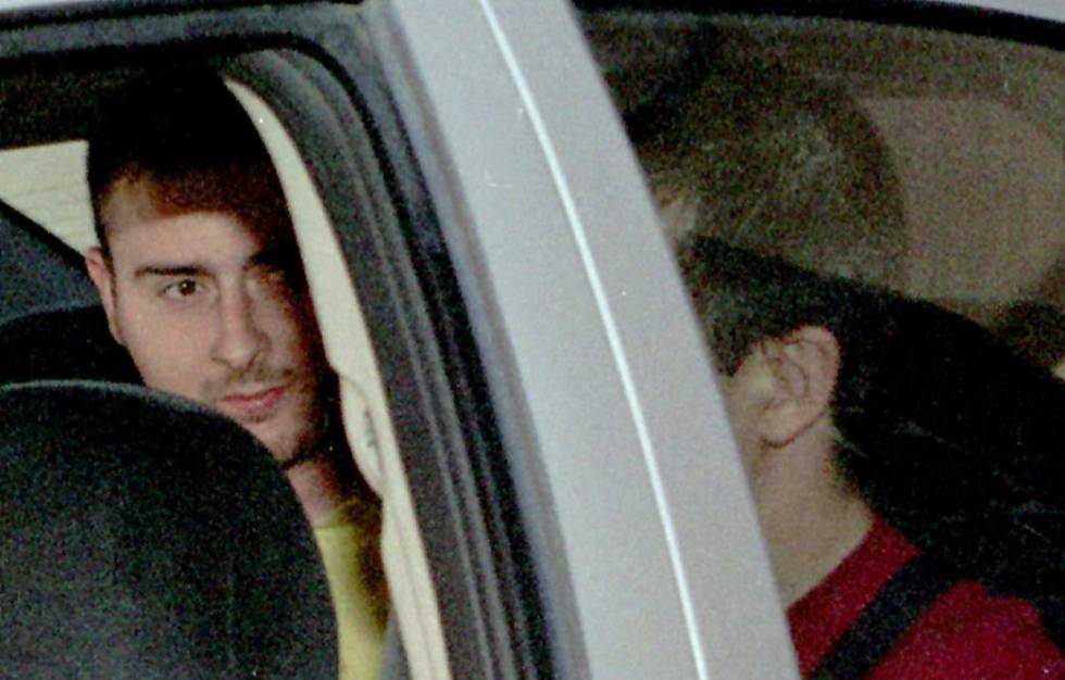 Alfredo Galán a su salida de las dependencias policiales de Puertollano en dirección a Madrid, en 2003.