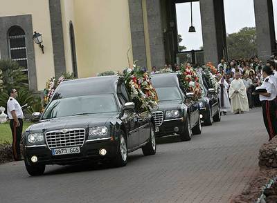Coches fúnebres con tres víctimas del vuelo JK5022 en el cementerio de San Lázaro en Gran Canaria.