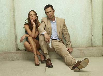 Gabrielle Anwar y Jeffrey Donovan, en una escena de  Último aviso , la versión siglo XXI de  El superagente 86. 
