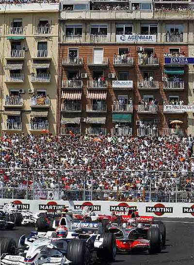 Una vista del circuito y, al fondo, las terrazas llenas de la calle de J. J. Dómine.