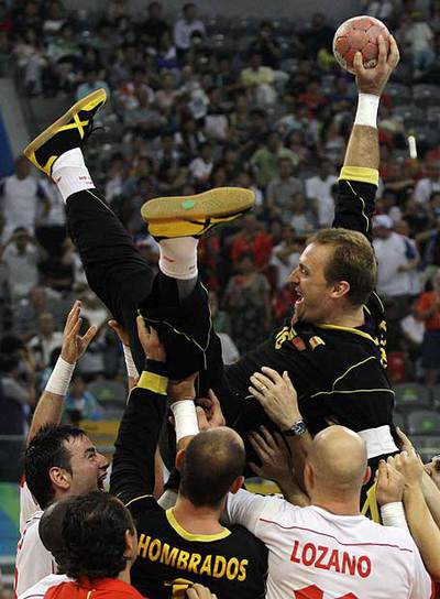 Los jugadores de la selección mantean a Barrufet tras ganar el bronce.